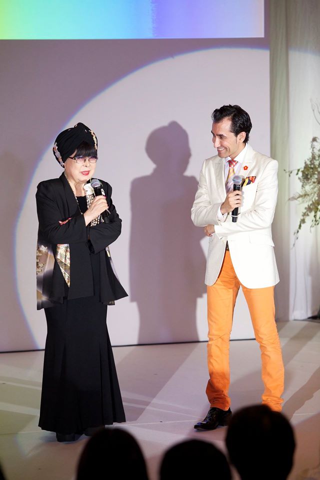Sena with fashion designer Yumi Katsura on stage